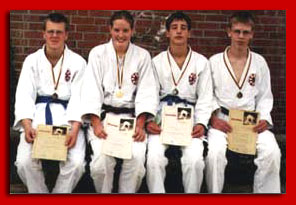 Vier TJK-K&auml;mpfer